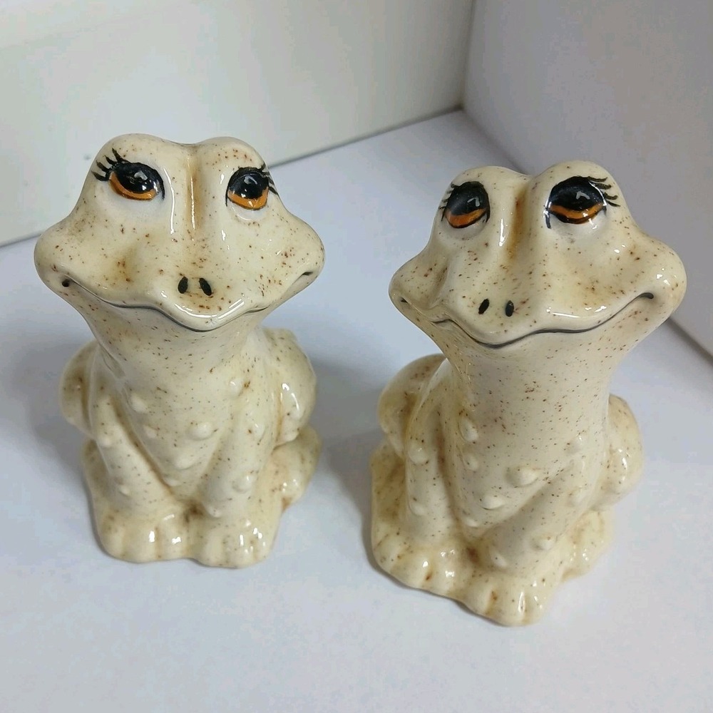 Vintage 1981 Ceramic Frog Salt and Pepper Shakers 4"  W/stoppers